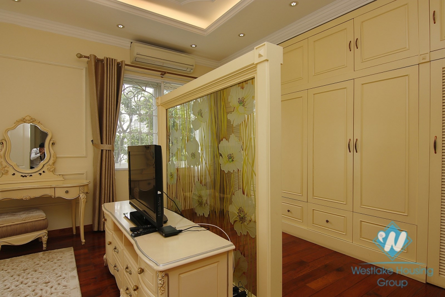 Five-bedroom villa for rent in Vinhome Riverside near BIS international school